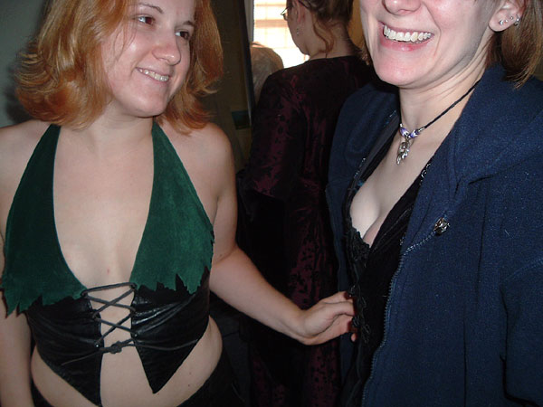 girls_grinnin